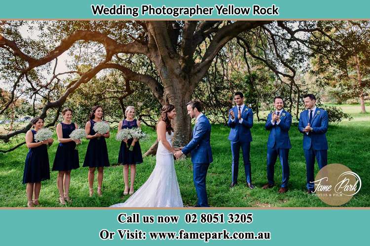 Photo of bride and groom with their entourage Yellow Rock